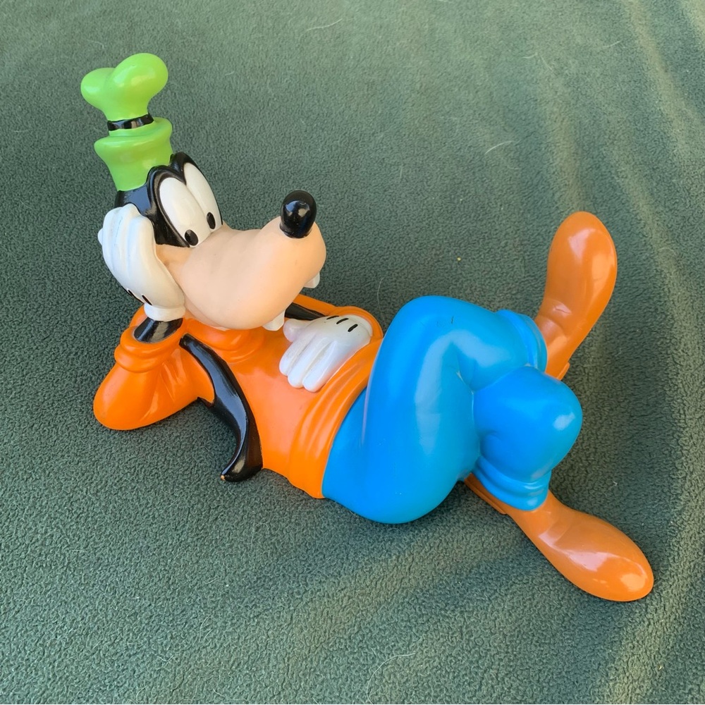 1995 PVC Relaxing Goofy Bank from Applause/Disney